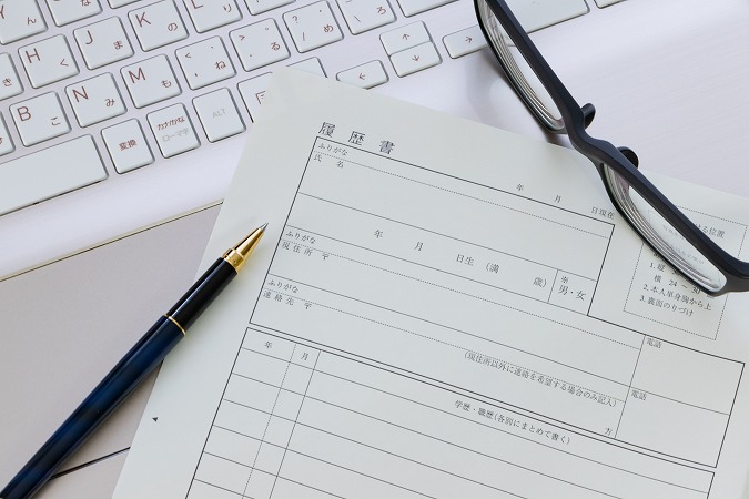 履歴書とパソコン